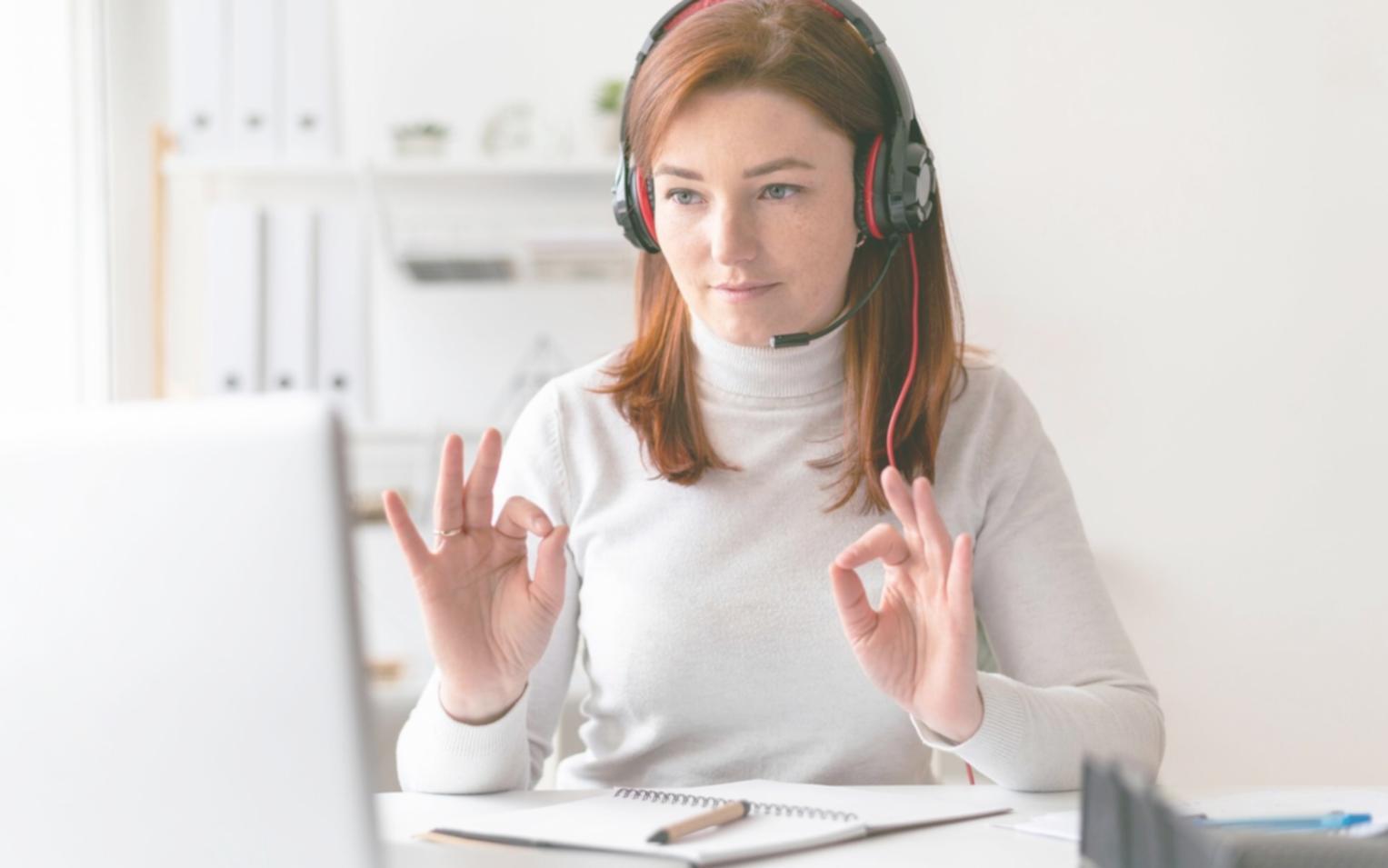 Personas aprendiendo conceptos financieros en ambiente educativo moderno